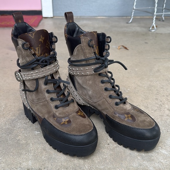 LOUIS VUITTON Suede Calfskin Monogram Laureate Platform Desert Boots Kaki - Picture 14 of 17